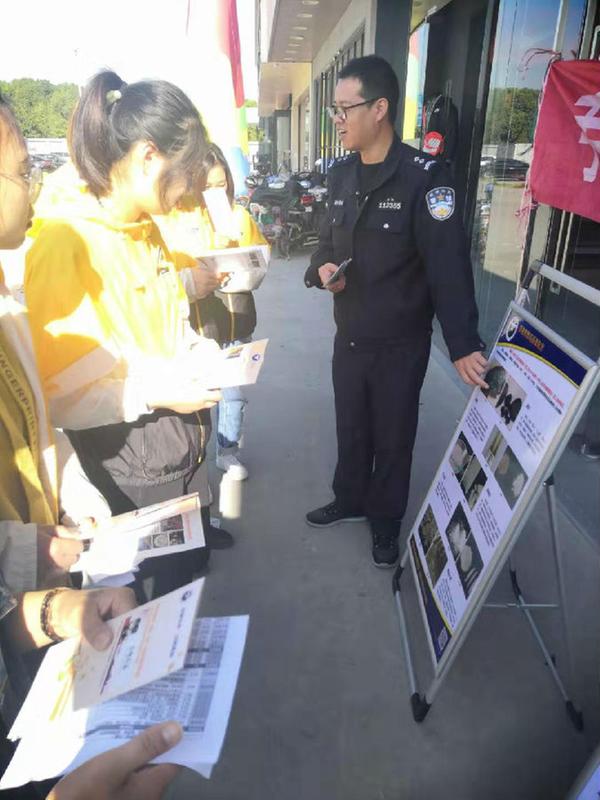 王庄义警大队在练塘南湖湿地利用徒步行比赛开展禁毒宣传活动